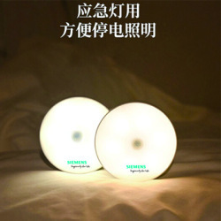 微光中的温柔守候 小夜灯的故事